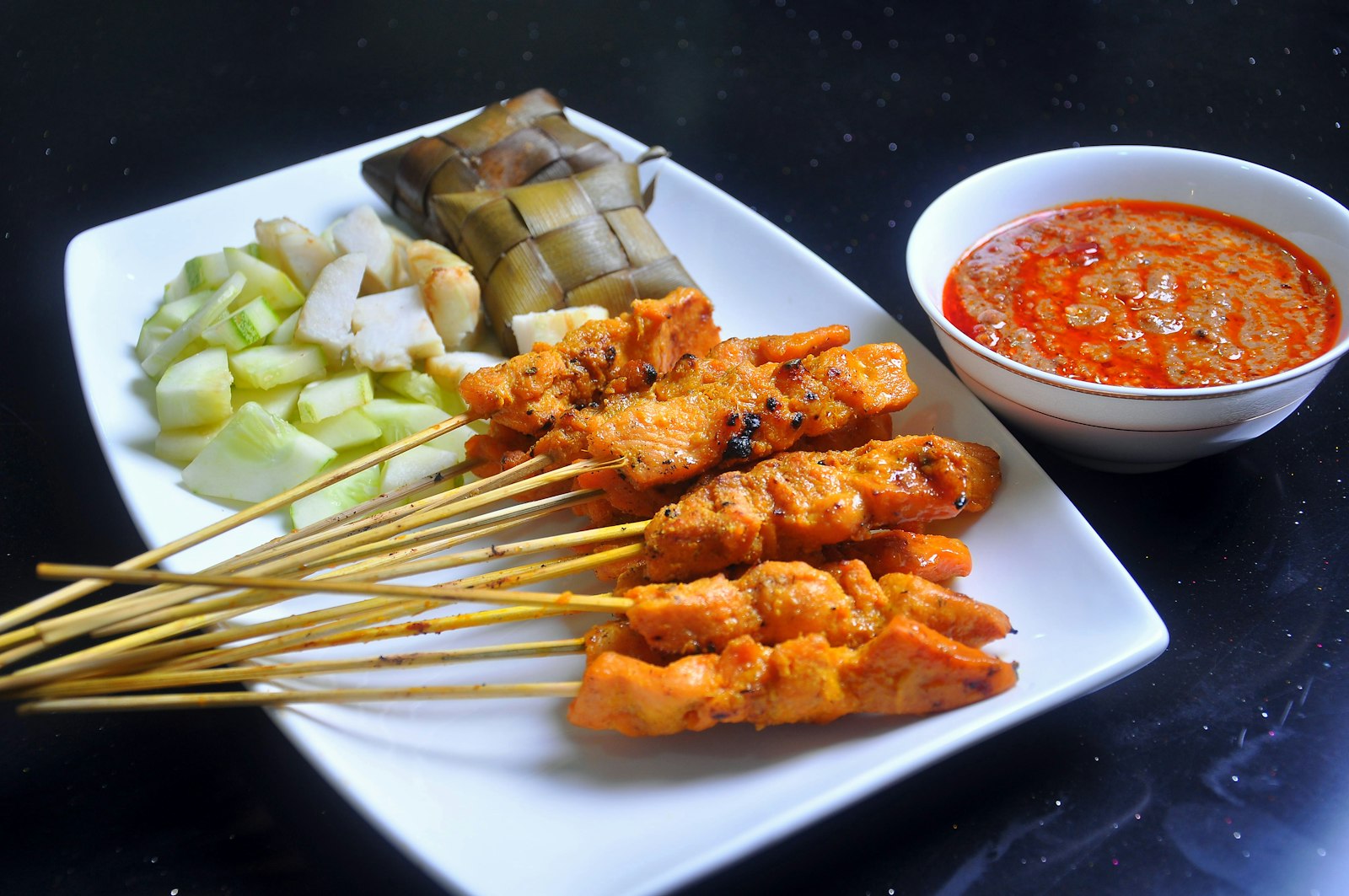 Sate ayam dengan bumbu kacang dan lontong