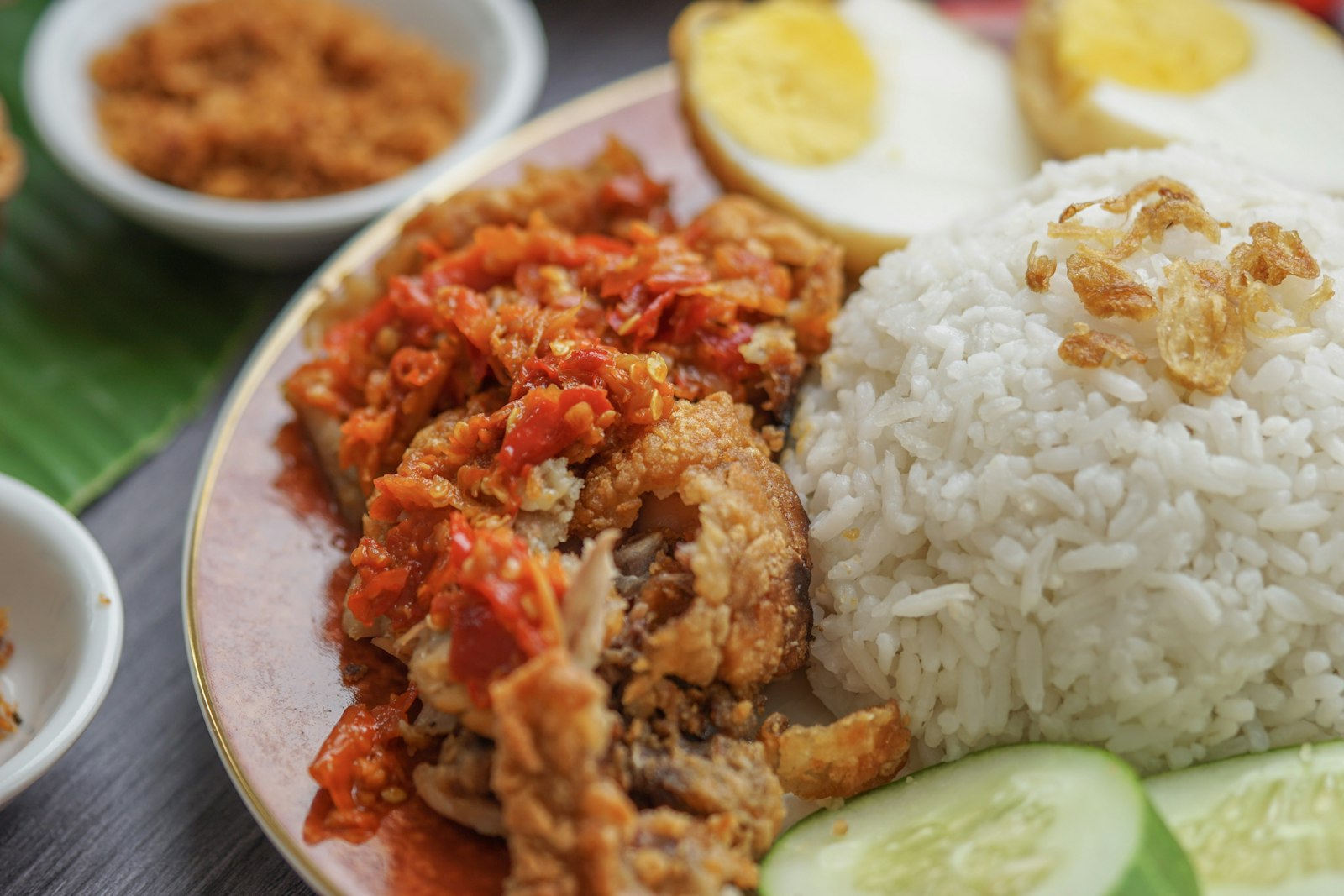 Nasi putih, ayam goreng dan telur balado
